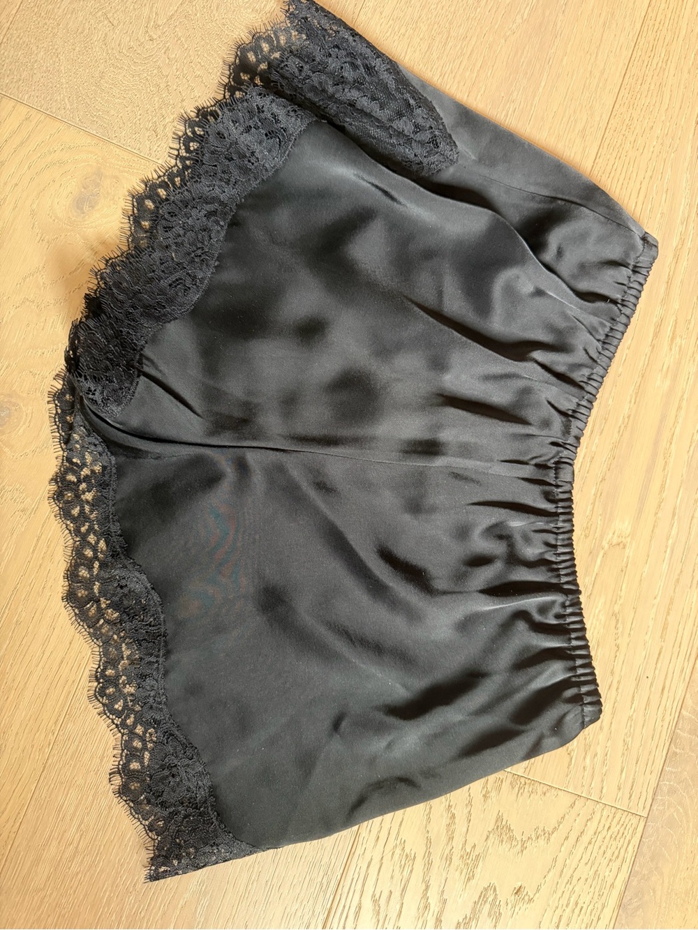 Whimsy Satin Shorts Aritzia - Picture 3 of 6